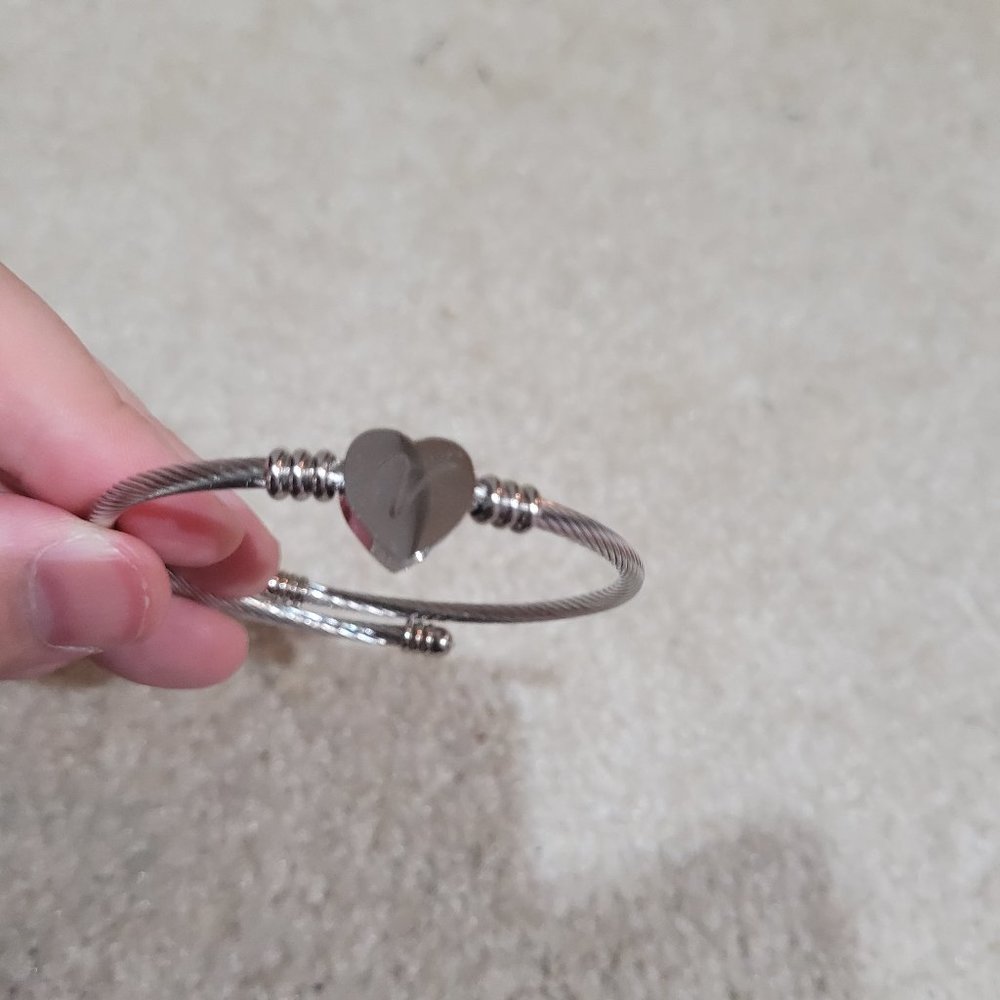 Free in Bundle over $30.  V Letter Bracelet